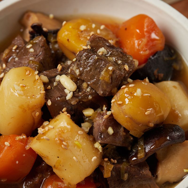 완성된 사태 떡찜을 접시에 담아 잣가루, 통깨를 뿌려 맛있게 즐겨주세요.