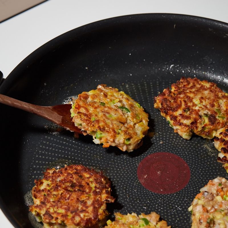 뒤집은 전을 5단에서 2분간 익혀주세요. 나머지 반죽도 1큰술씩 떠 올린 후 4단에서 2분간 익힌 후 올린 순서대로 뒤집어주세요. 뒤집은 전을 5단에서 2분간 익혀주세요.