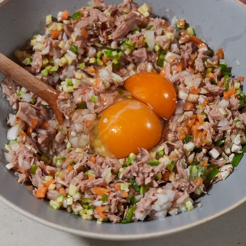 달걀을 넣고 섞은 후 부침가루를 넣고 섞어주세요.