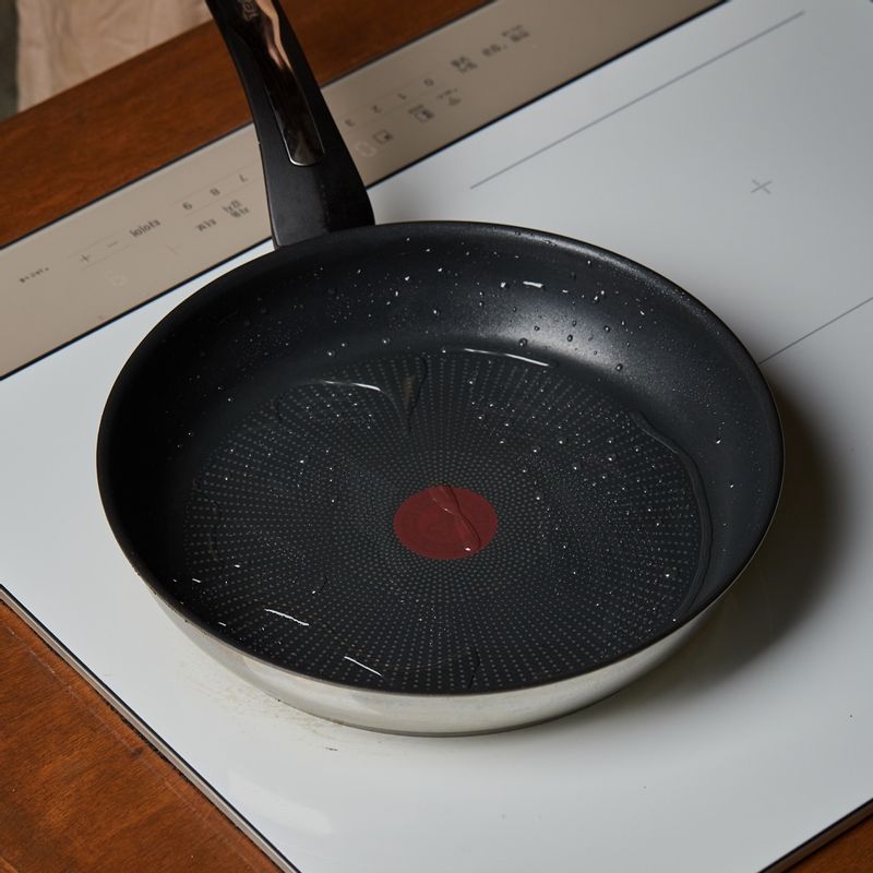 팬에 식용유를 두르고 5단에서 2분간 달궈주세요.