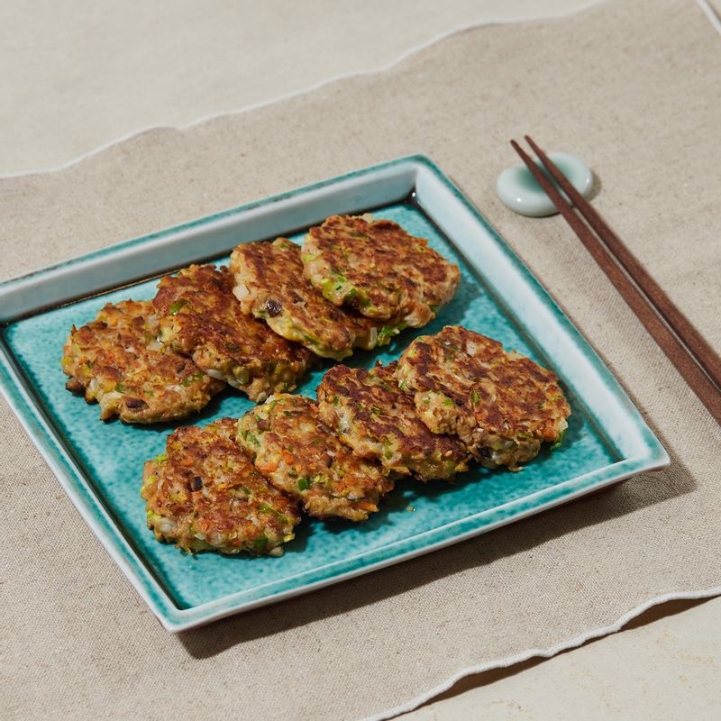 완성된 참치 야채전을 접시에 담아 맛있게 즐겨주세요.