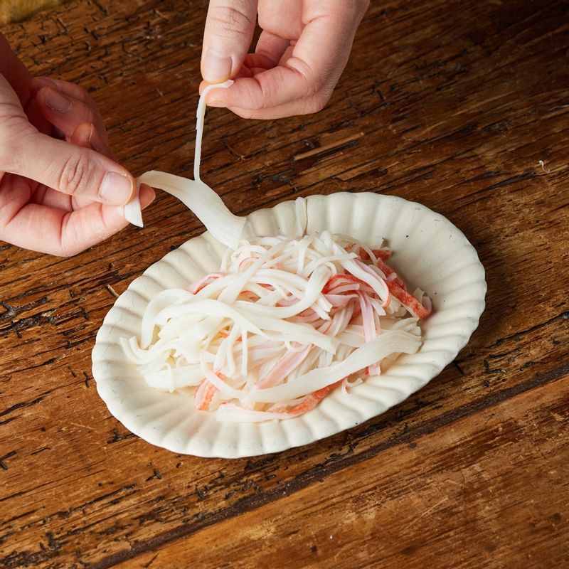 맛살은 잘게 찢고 양파, 당근, 홍고추는 다져 주세요.