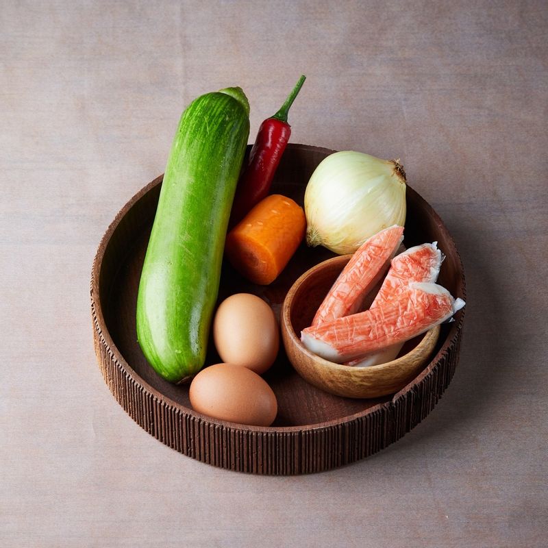 애호박 맛살전을 위한 재료 이미지로 애호박,맛살,양파,당근,홍고추 등으로 구성 되어있습니다.