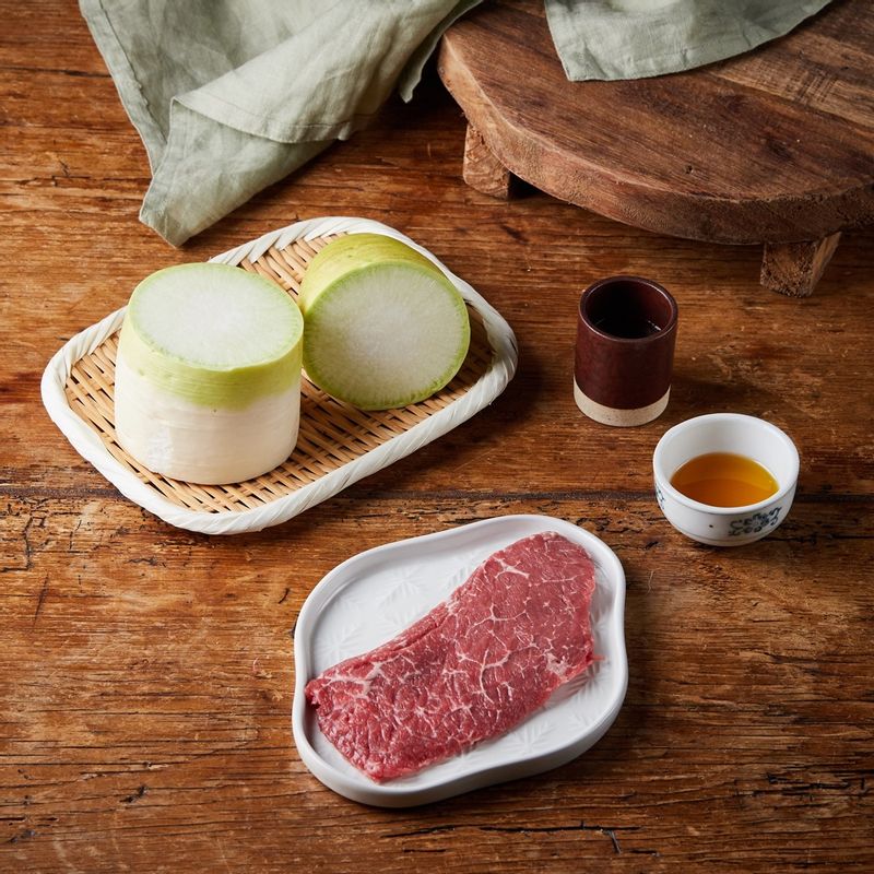 소고기 무나물을 위한 재료 이미지로 무,불고기감 소고기,물,소금 등으로 구성 되어있습니다.