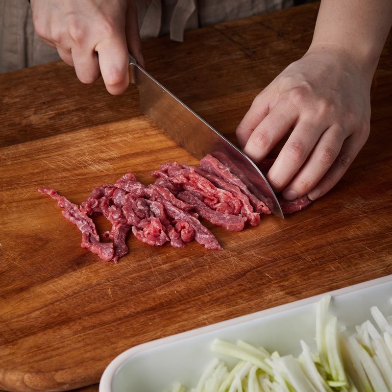 소고기도 무 두께 비슷하게 채썰어 소금으로 밑간해 주세요.