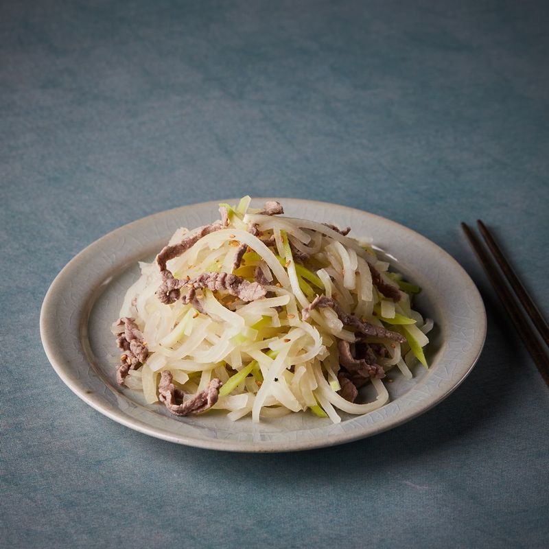 완성된 소고기 무나물을 그릇에 담아 맛있게 즐겨주세요.