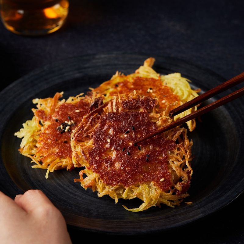 완성된 고구마 치즈전을 접시에 담아 맛있게 즐겨주세요.