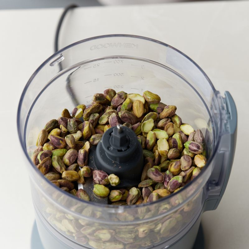 구운 피스타치오를 믹서기에 넣어 곱게 갈아주세요.
(tip. 기호에 따라 피스타치오 속 껍질을 벗긴 후 만들면 더욱 부드러운 식감으로 드실 수 있답니다)