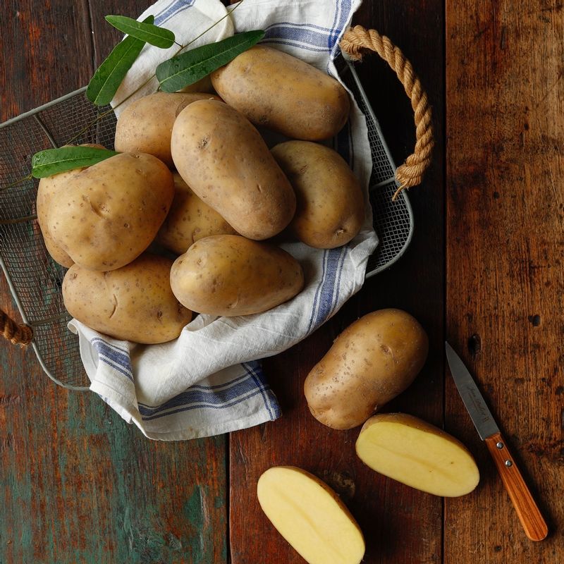 웨지감자튀김을 위한 재료 이미지로 킹감자,파슬리가루 등으로 구성 되어있습니다.