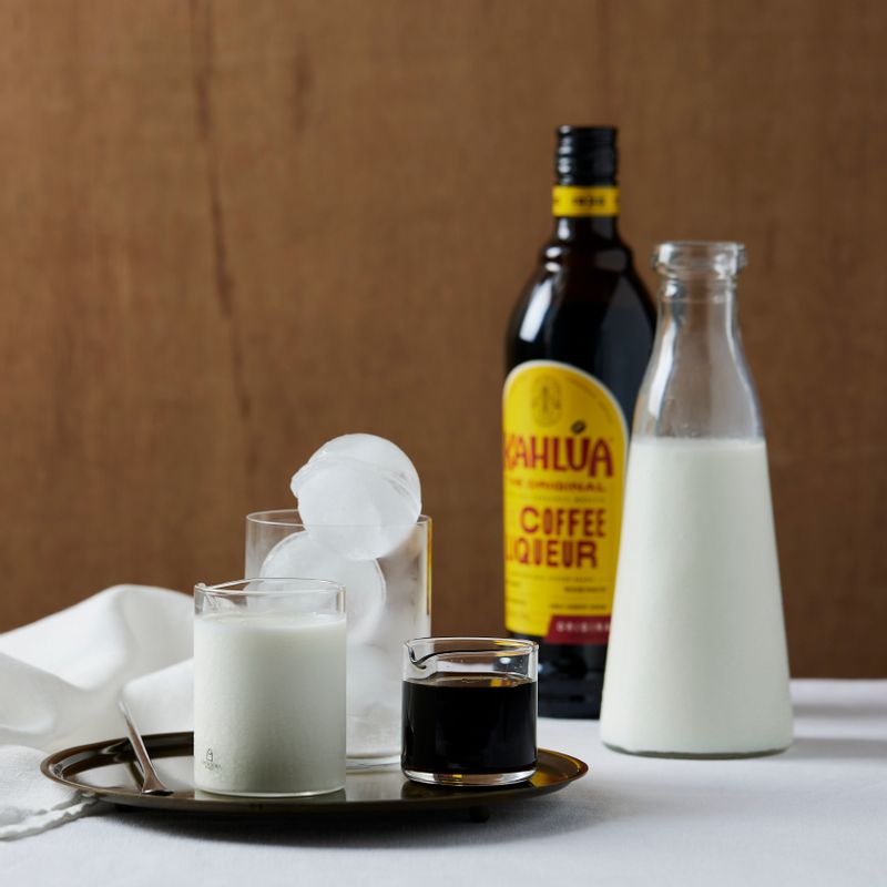 깔루아 밀크을 위한 재료 이미지로 깔루아,우유,얼음 등으로 구성 되어있습니다.