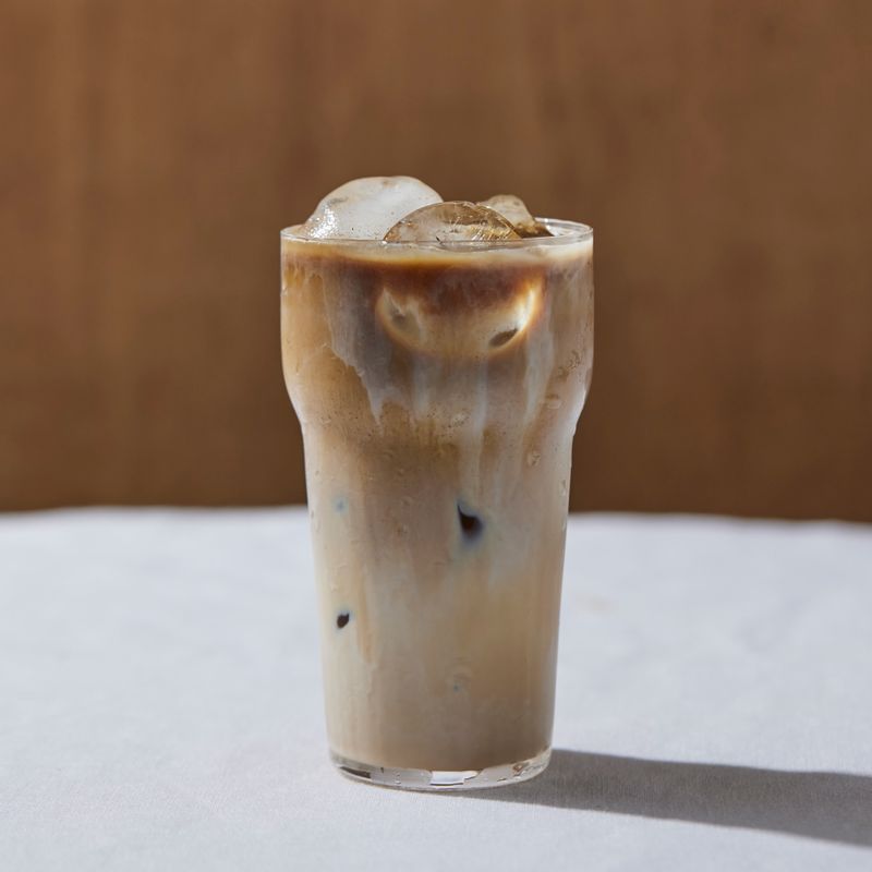 잘 저어서 맛있게 즐겨주세요.
(tip. 기호에 따라 에스프레소를 넣어 카페 라떼로 즐겨보세요)
