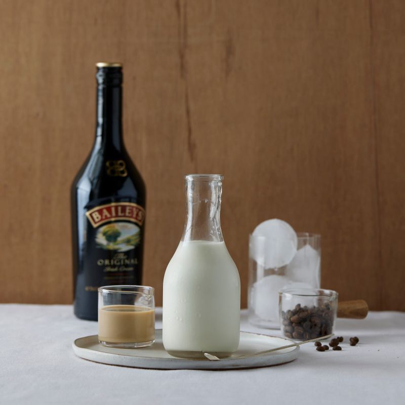 베일리스 밀크을 위한 재료 이미지로 베일리스,우유,얼음,에스프레소(생략 가능) 등으로 구성 되어있습니다.