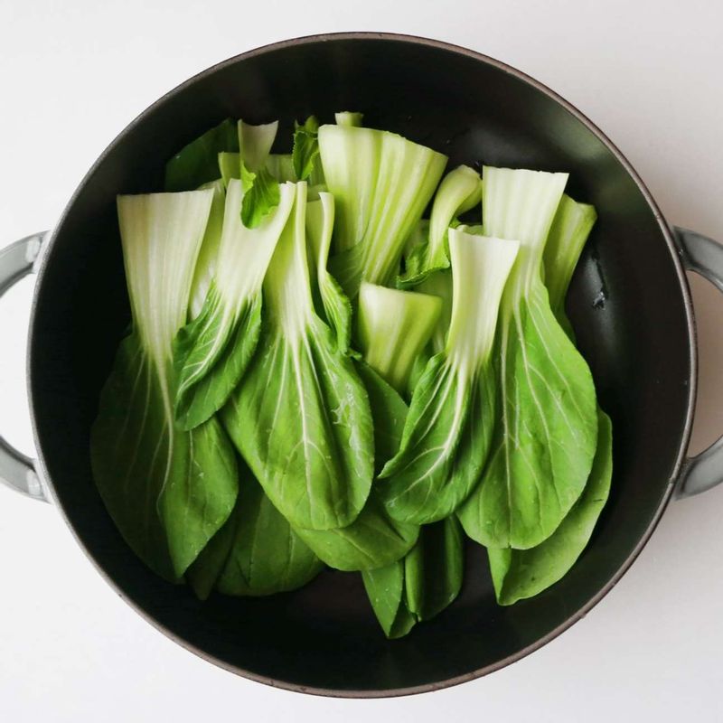 전골 냄비에 청경채를 깔아주신 후 잘라 놓은 배추와 고기를 겹겹이 담아주세요.