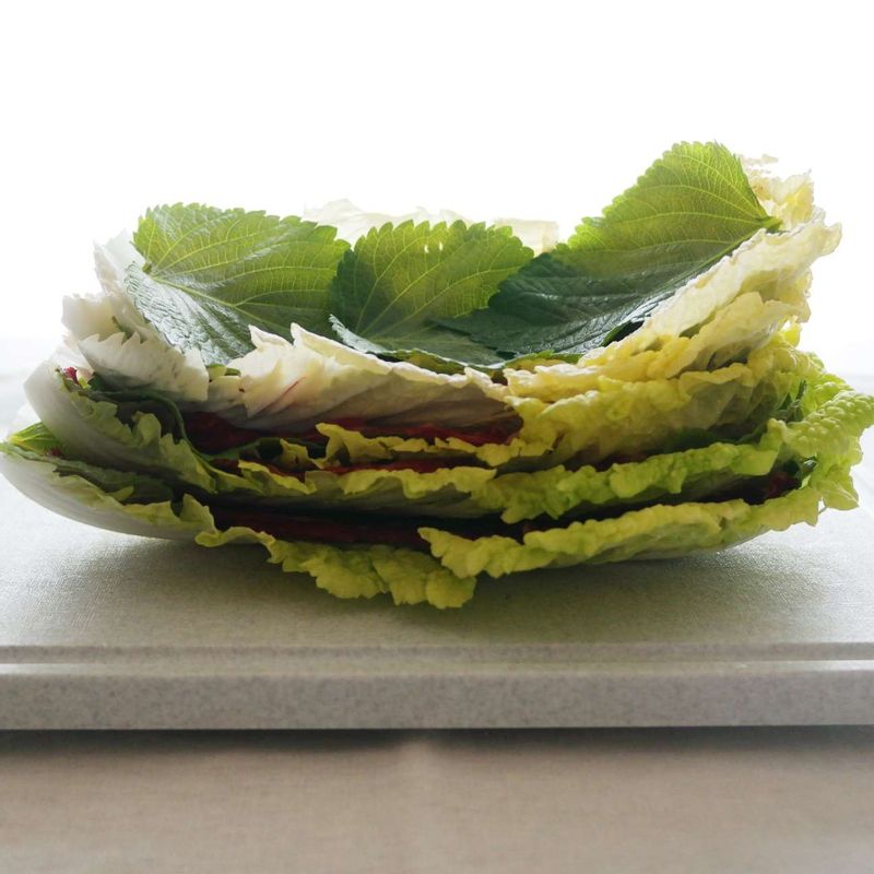 냄비에 육수재료를 모두 넣고 10분간 끓이다 다시마를 건져낸 후 10분가량 더 끓여서 육수를 만들어 주시고 간장을 조금 넣어 간을 맞춰 주세요.
배추, 깻잎, 고기, 배추 순으로 차곡차곡 쌓으신 후 전골 냄비 높이에 맞춰서 잘라주세요.