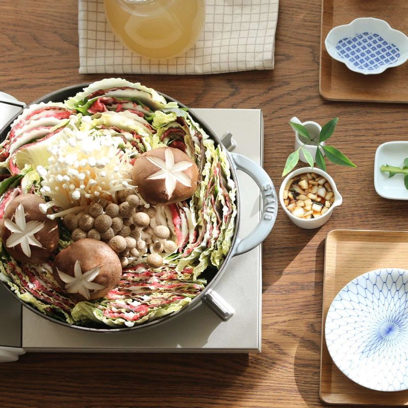 폰즈소스에 고기와 채소를 찍어서 드세요. 취향에 따라 시판용 스윗트 칠리소스와 함께 드셔도 좋아요. 남은 국물에는 국수를 넣어 삶아 드시거나 죽을 만들어서 드시면 좋아요.