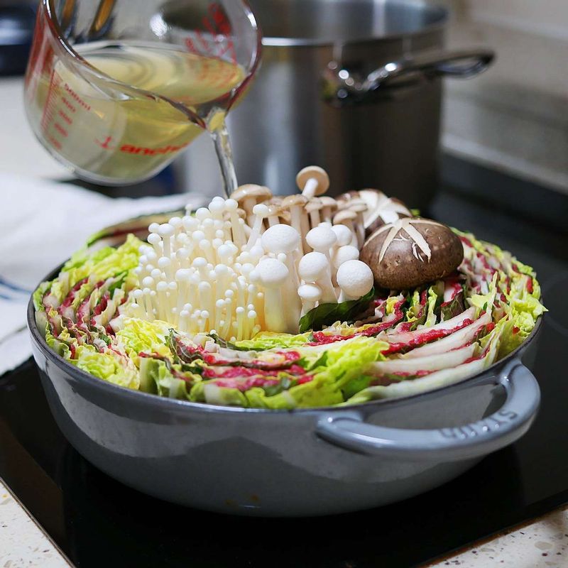 마지막으로 버섯를 넣고 육수를 냄비의 2/3정도가 올라오도록 넣은 후 배추와 고기가 익을 때까지 끓여주세요.