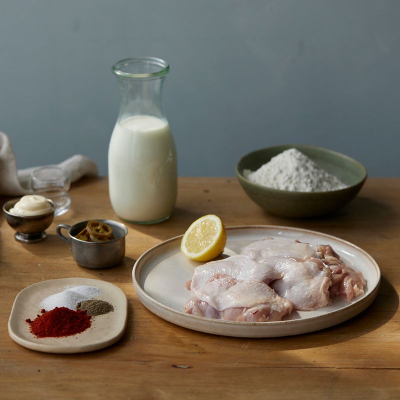 스리라차 치킨과 밀크셰이크을 위한 재료 이미지로 닭다리살,우유,식용유,할라피뇨 등으로 구성 되어있습니다.