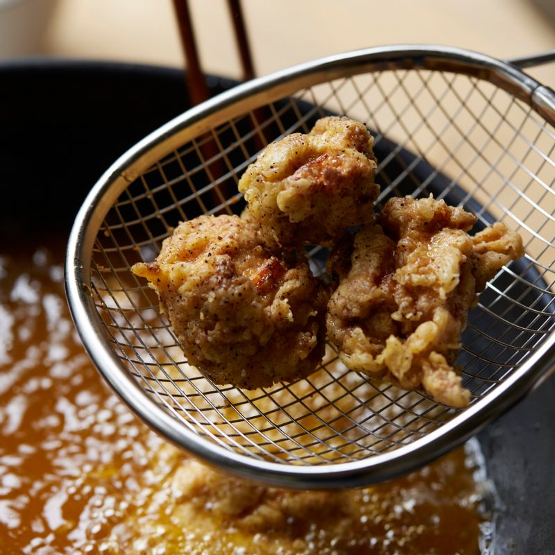 냄비에 식용유를 붓고 170도로 달군 후 밑간한 닭다리살을 치킨가루-반죽-치킨가루 순으로 묻혀 노릇하게 튀겨주세요. 건져낸 후 한번 더 튀겨주세요.
(tip. 온도가 떨어지지 않도록 나눠서 넣어 튀겨주세요)
