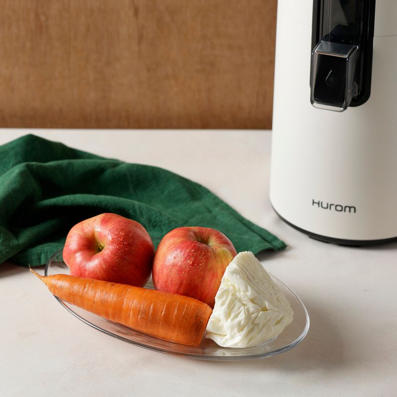 CCA 주스을 위한 재료 이미지로 사과,당근,양배추 등으로 구성 되어있습니다.