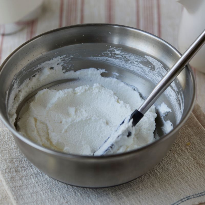 볼에 생크림과 설탕을 넣고 휘핑해 주세요. 준비해 둔 고구마에 생크림을 조금씩 넣어 골고루 섞어주세요.
(tip. 고구마의 수분 함량에 따라 생크림의 양을 조절해 주세요)