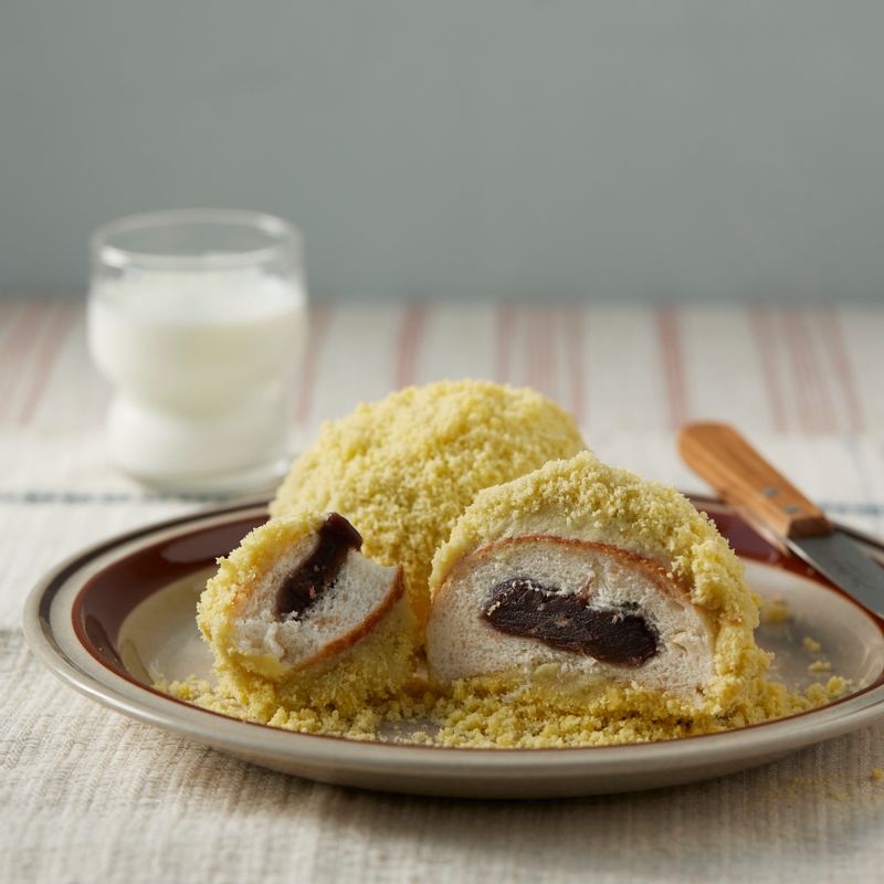 호빵을 생크림-카스테라 가루 순으로 묻혀주세요. 완성된 카스테라 호빵을 맛있게 즐겨주세요.
(tip. 냉장고에 넣어두었다가 차갑게 드셔도 좋아요)