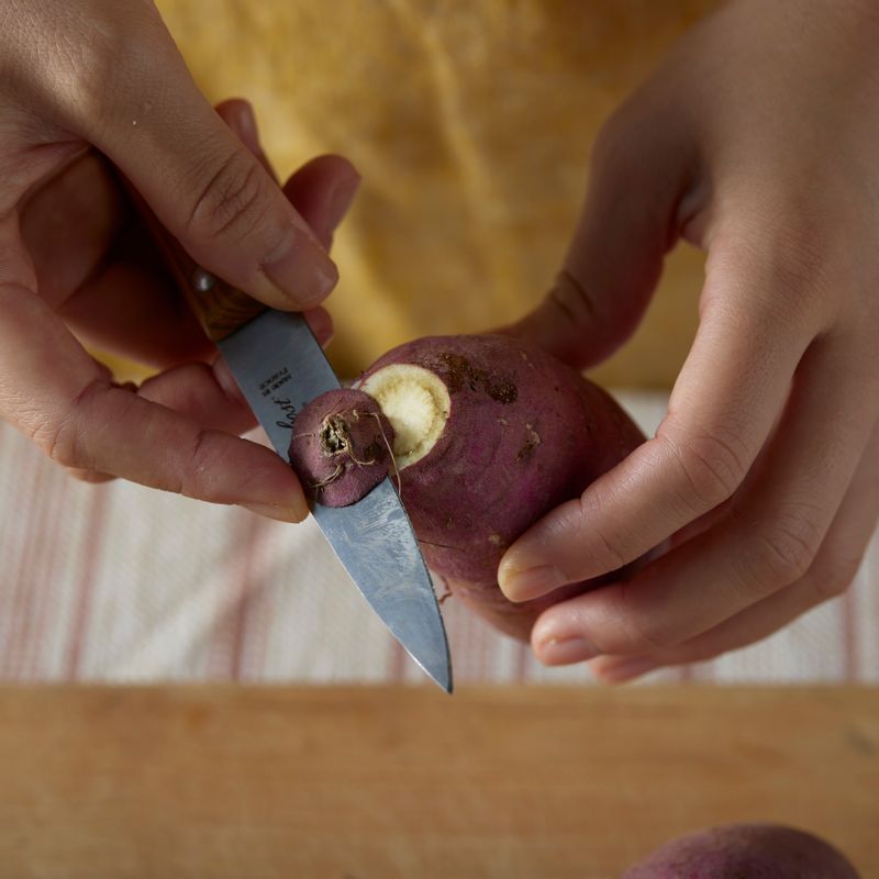 깨끗이 씻은 고구마의 양 끝을 약간 잘라주세요. 찜기에 김이 오르면 고구마를 넣고 20분 정도 푹 익혀주세요. 볼에 삶은 고구마를 넣고 으깬 후 채반에 곱게 내려주세요.
(tip. 고구마를 찌기 전에 양 끝을 자르면 수분이 빠지면서 단맛이 높아져요)