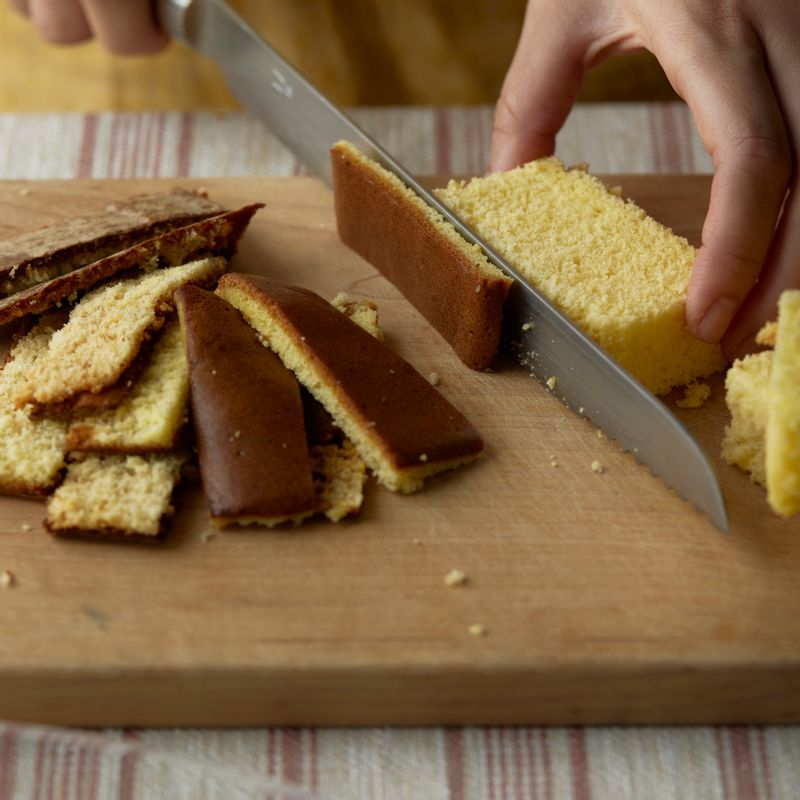 카스테라의 갈색 부분을 칼로 떼어낸 후 푸드 프로세서에 넣고 곱게 갈아주세요.