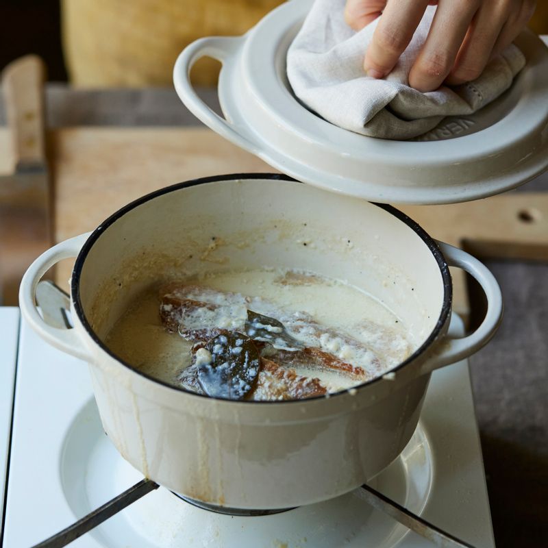 30분 정도 중불로 끓이다가 고기를 뒤집은 후 중약불로 줄여 30분 정도 더 삶아주세요.