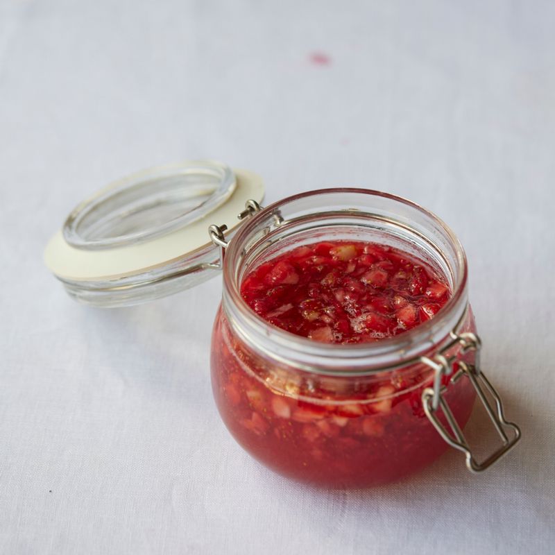 설탕이 녹으면 소독한 유리병에 담고 뚜껑을 닫아주세요.
(tip. 반나절 실온에 두었다가 냉장 보관해 이틀 정도 숙성시켜 주세요)