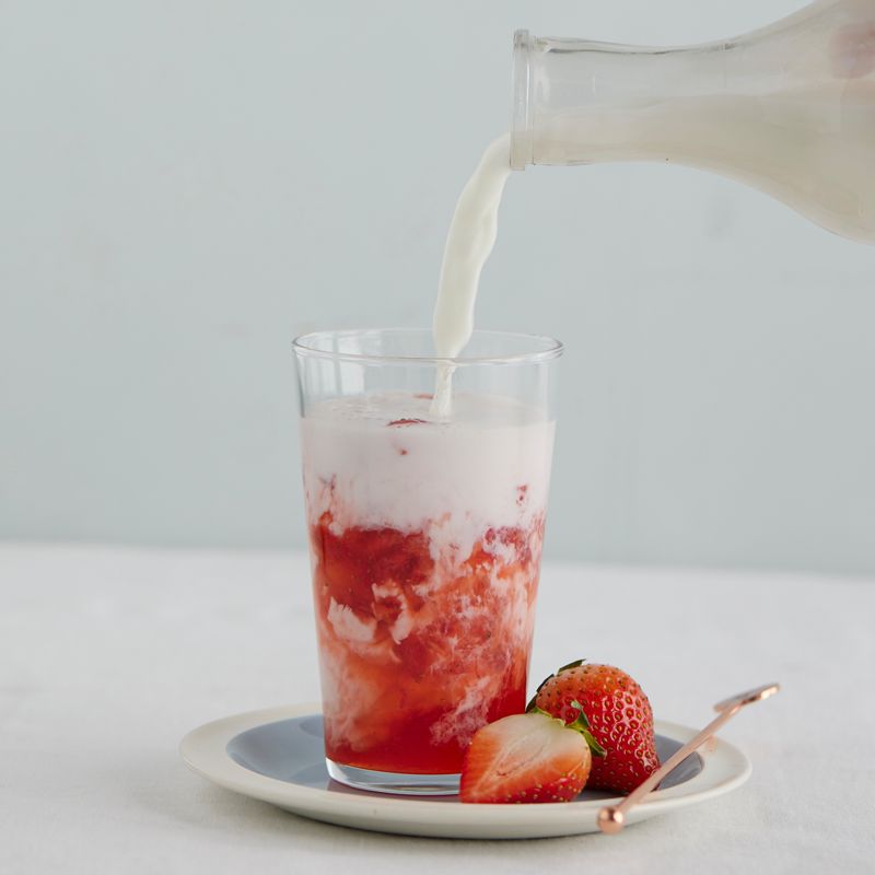 유리컵에 딸기청과 우유를 넣어 맛있게 즐겨주세요.