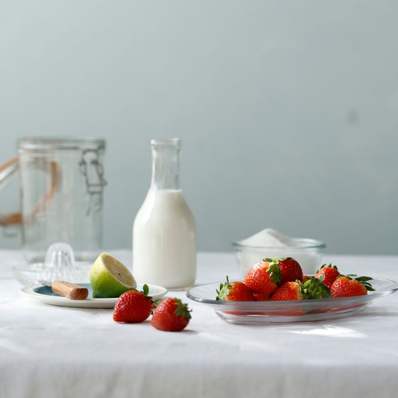 딸기라떼을 위한 재료 이미지로 딸기,흰 설탕,레몬 등으로 구성 되어있습니다.