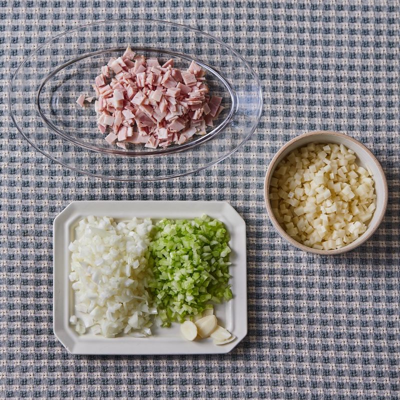 마늘은 편으로 자르고 베이컨과 감자, 샐러리, 양파는 사방 1cm 크기로 잘라주세요.
