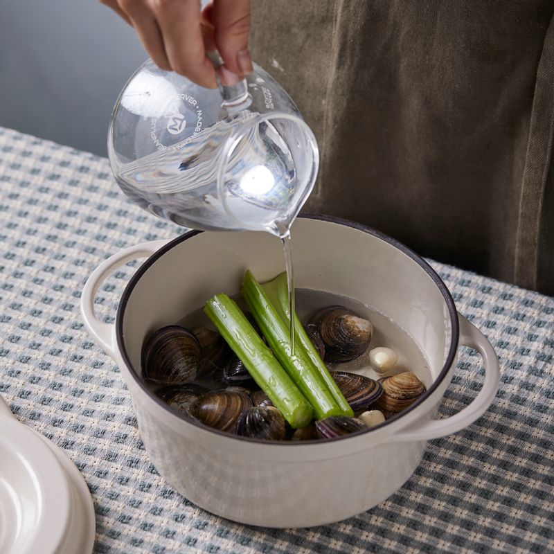 모시조개는 소금물에 담가 해감한 후 깨끗이 씻어 냄비에 담고 조개 삶은 국물 재료를 넣어 조개 껍데기가 벌어질 때까지 끓여주세요.