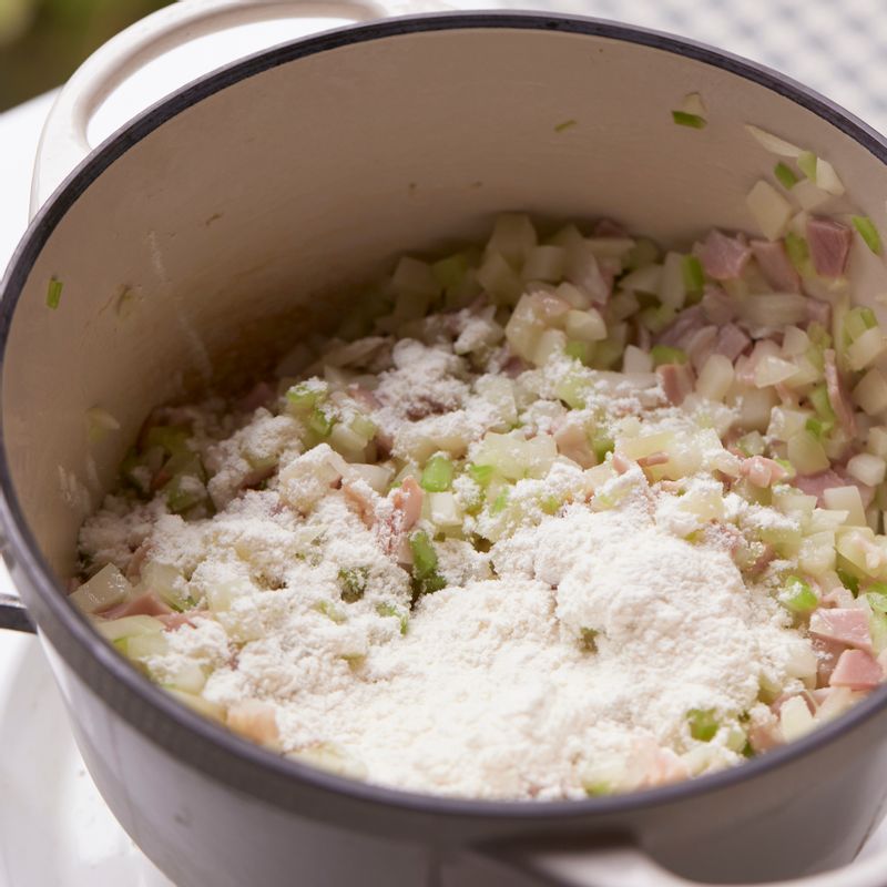 냄비에 버터를 넣어 녹이고 마늘, 베이컨, 감자, 샐러리, 양파를 2분 정도 볶다가 밀가루를 넣고 약불에서 재료와 밀가루가 고루 섞일 때까지 볶다가 조개 삶은 국물 1컵과 우유를 넣어 감자가 익을 때까지 10분 정도 끓여주세요.
(tip. 중불에서 주걱으로 저어두면서 끓여주세요)