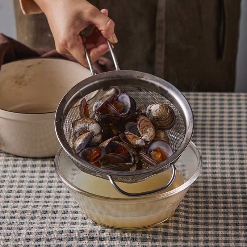 조갯살은 발라내어 굵게 다지고 조개 삶은 육수는 따로 체에 걸러주세요.