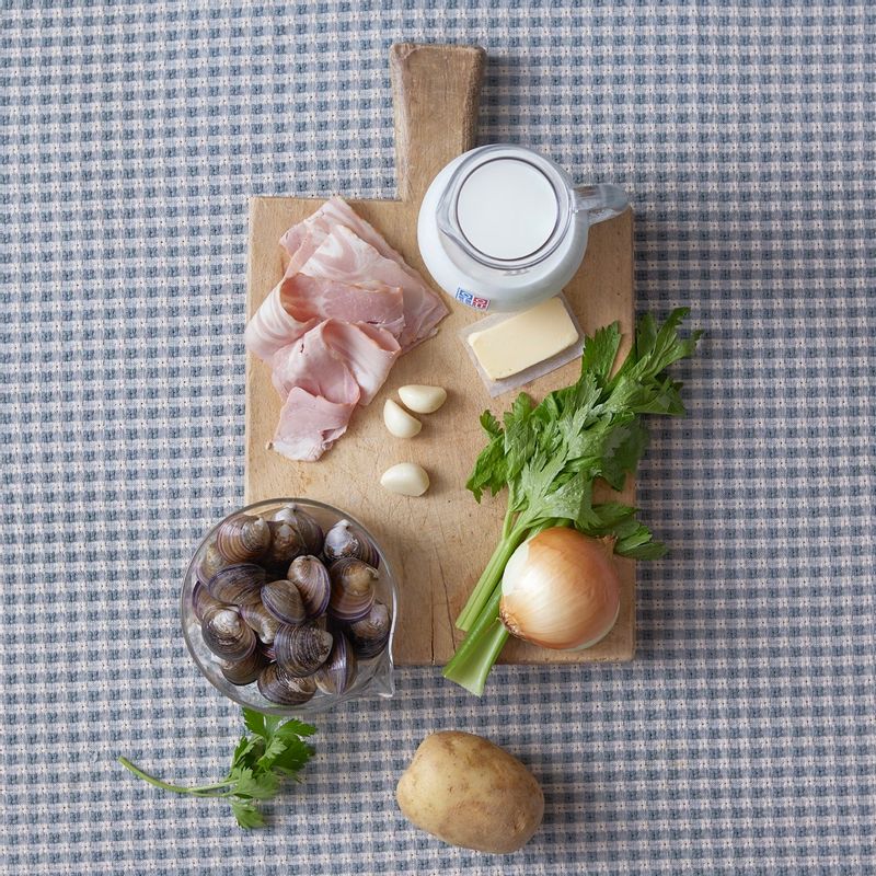 클램차우더 수프을 위한 재료 이미지로 모시조개,베이컨,감자,샐러리,양파 등으로 구성 되어있습니다.