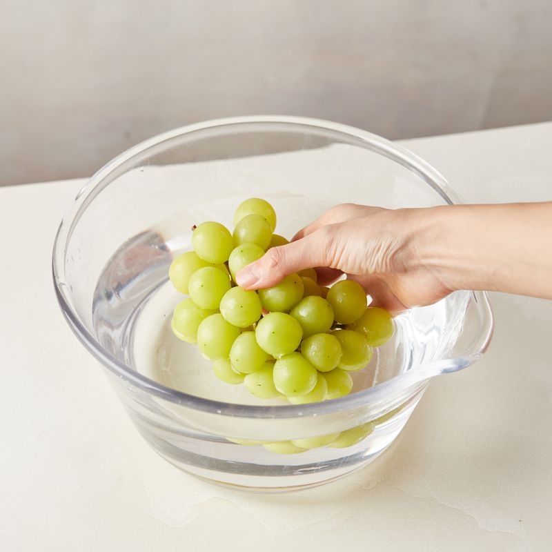 샤인머스캣을 깨끗하게 씻은 후 반으로 잘라주세요.