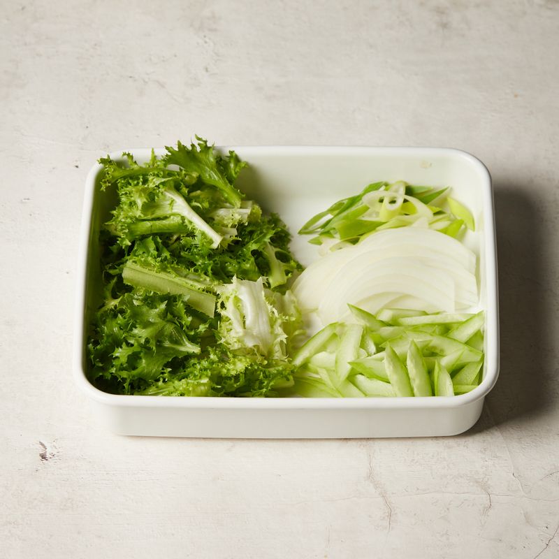 양파, 오이, 치커리, 대파는 먹기 좋은 크기로 잘라주세요.