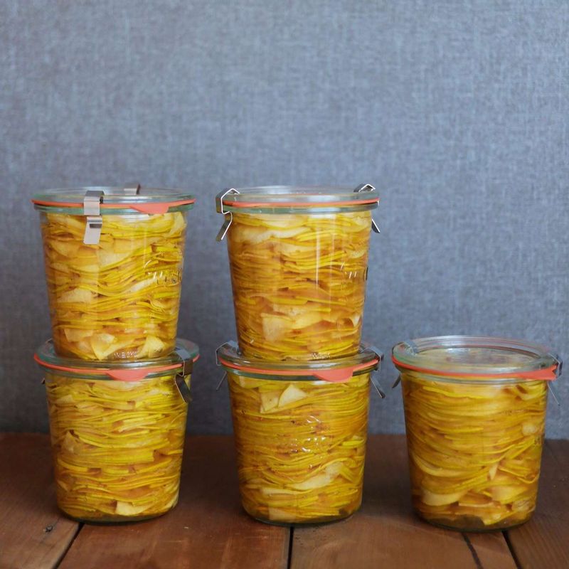 모과 조각이 위로 뜨지 않게 하여 2주 이상 보관하였다가 드실 때에는 물과 모과청을 넣어 10분 정도 끓여서 드세요.
모과청은 레몬청이나 유자청과 달리 과육이 단단하여 끓여서 드시면 향과 맛이 더 좋답니다.