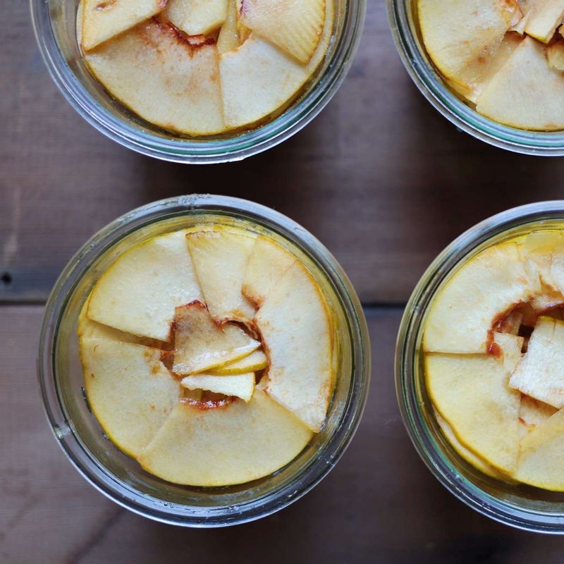 소독한 유리병에 차곡차곡 담아 주시고 남은 꿀과 설탕으로 덮어주세요.