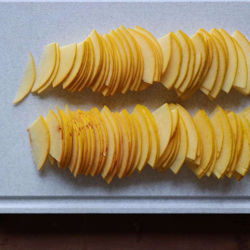 씨를 제거한 모과는 채칼을 이용하여 얇게 슬라이스 해주시거나 칼로 얇게 잘라주세요.