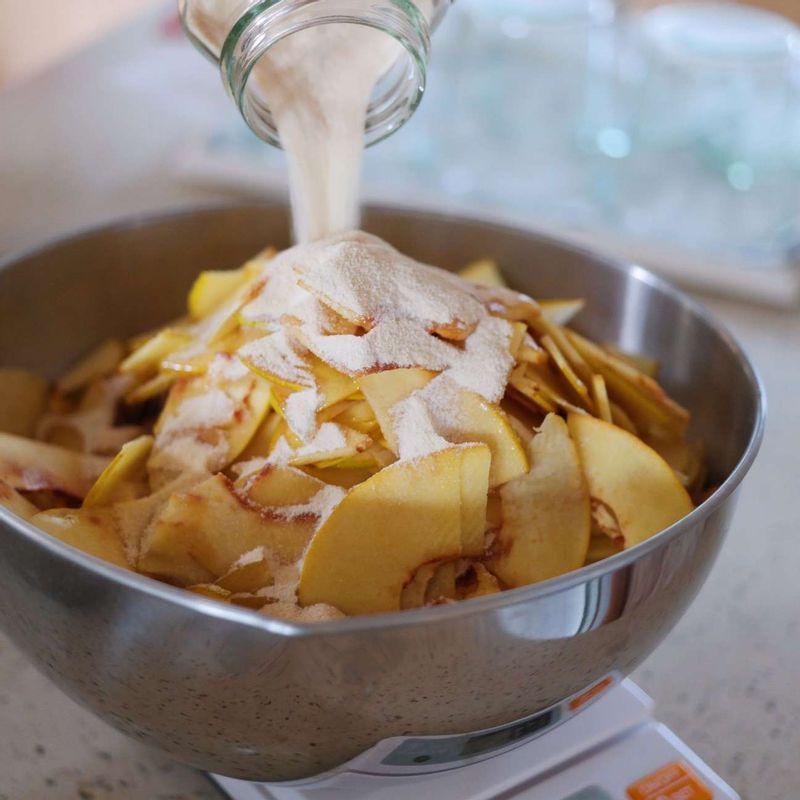 볼에 슬라이스한 모과와 꿀, 설탕을 넣어 버무려주세요.