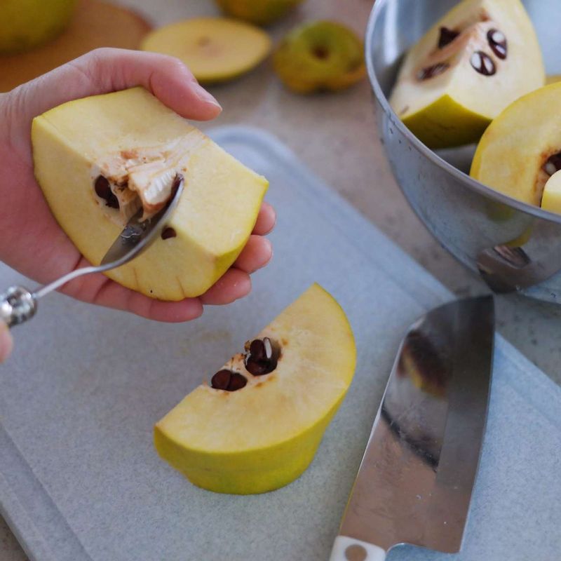 모과의 물기를 제거한 후 길이로 4등분 하여주시고 씨를 제거해주세요.
모과가 많이 단단하니 자르실 때 주의하세요.