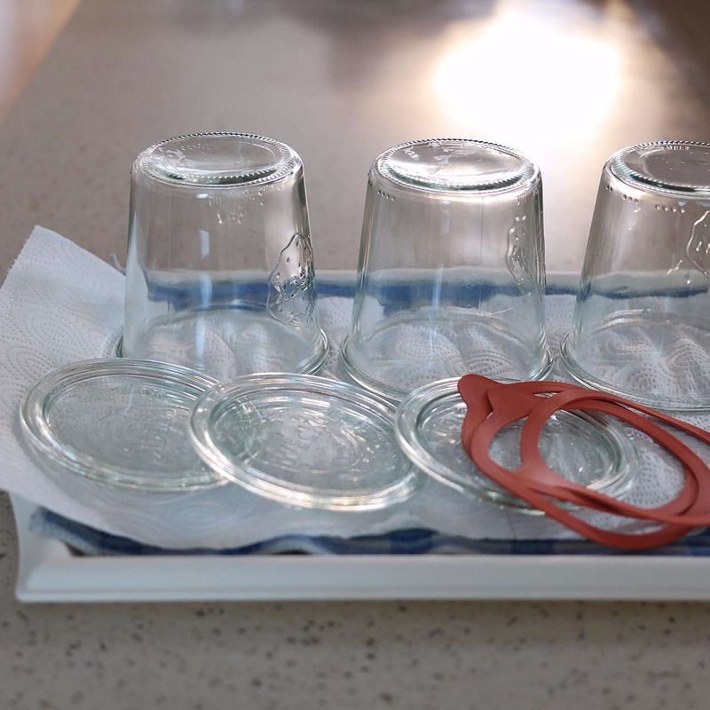 유리병은 차가운 물에 거꾸로 담가 끓이면서 수증기로 소독해주세요.