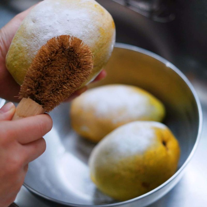 모과는 베이킹소다를 뿌려 깨끗하게 닦아주세요.