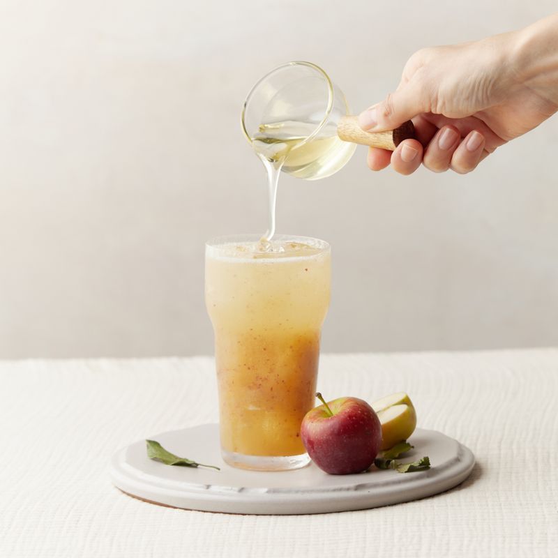 아가베 시럽을 뿌려 완성해주세요.
(tip. 기호에 따라 미니 사과를 반으로 잘라 올려주세요)
