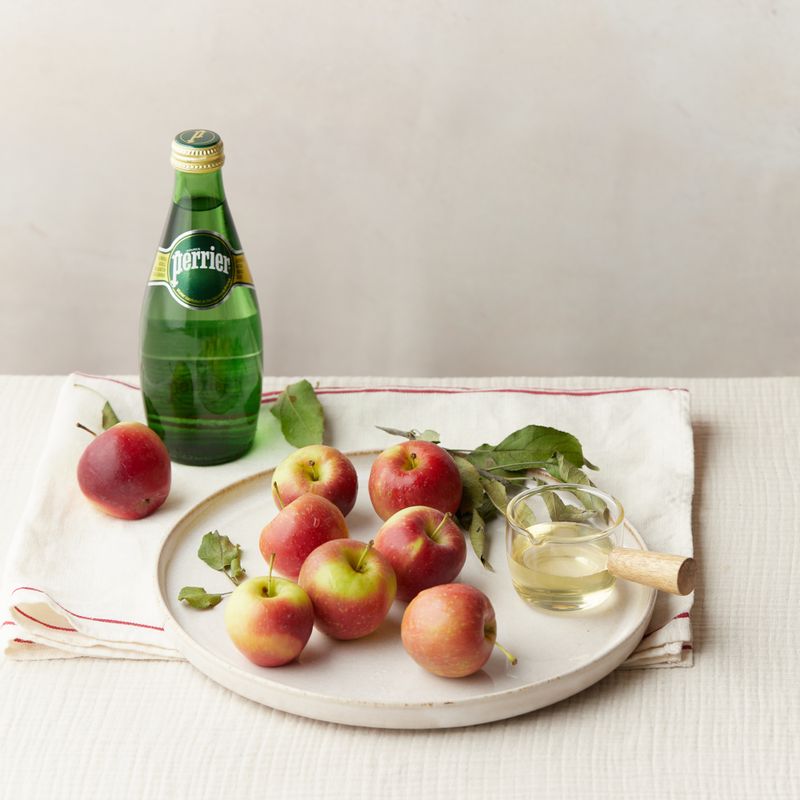 미니 사과 에이드을 위한 재료 이미지로 미니 사과,얼음,탄산수,아가베 시럽 등으로 구성 되어있습니다.