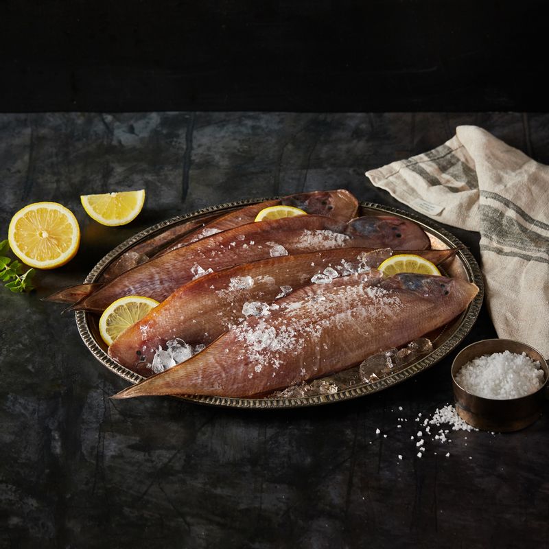 서대감자조림을 위한 재료 이미지로 반건조 서대,감자,양파,대파,청홍고추 등으로 구성 되어있습니다.