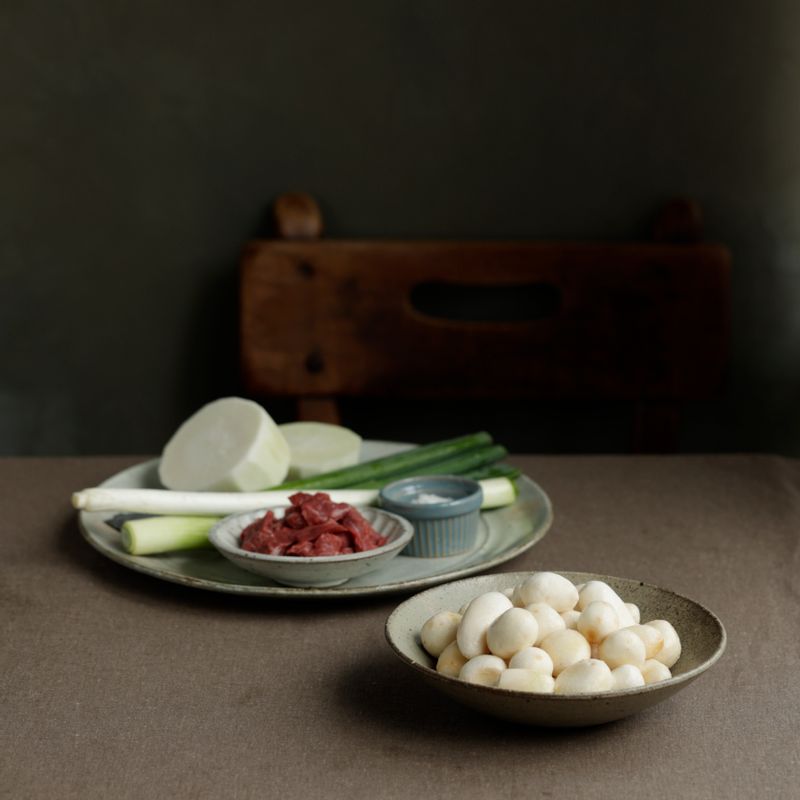 토란조림을 위한 재료 이미지로 깐 토란,마늘,청홍고추,통깨,다시마 (6*6cm) 등으로 구성 되어있습니다.