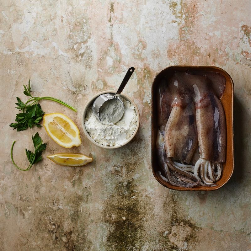 통오징어 튀김을 위한 재료 이미지로 손질 오징어,튀김가루,소금,튀김유 등으로 구성 되어있습니다.